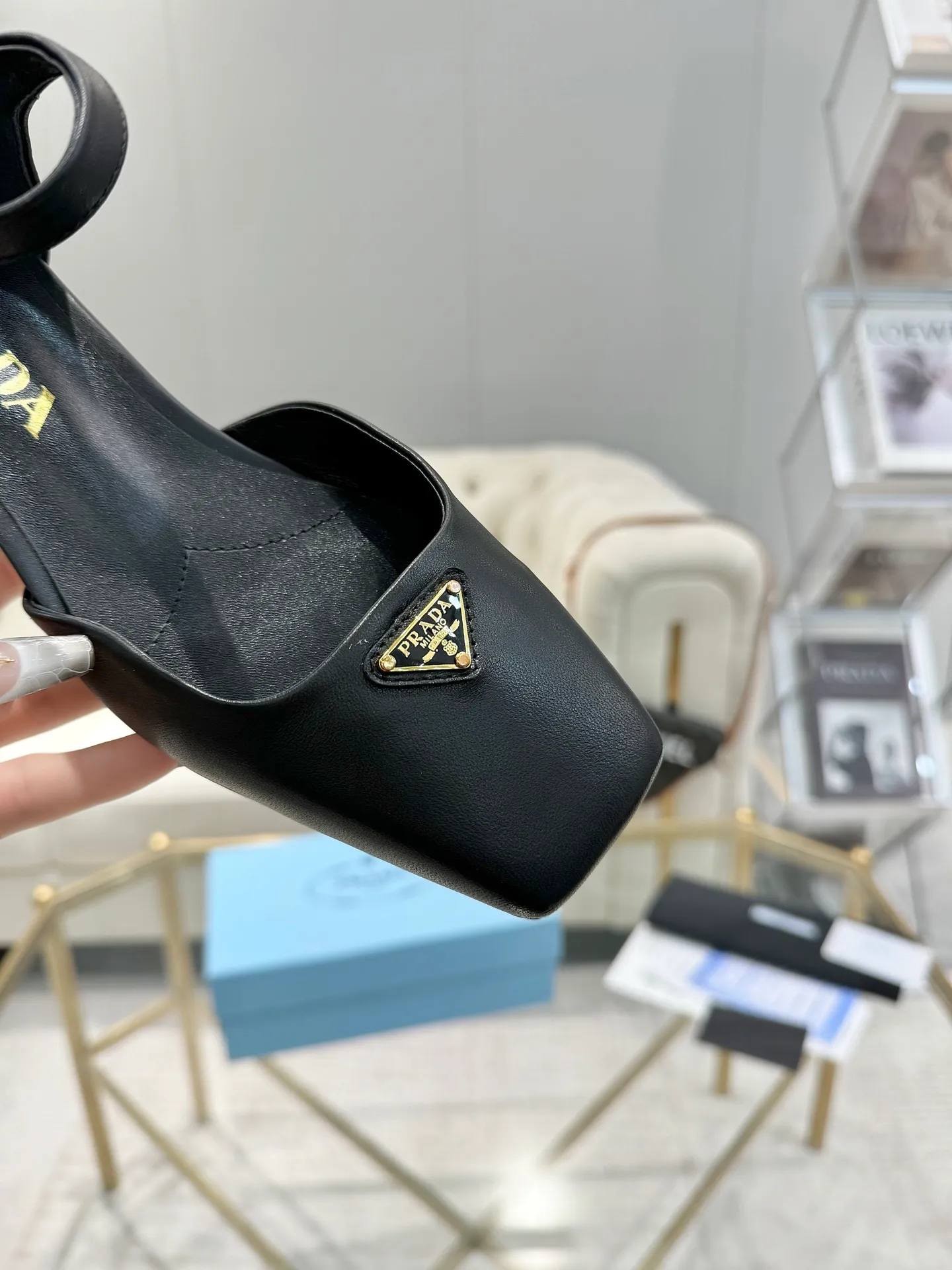 👟👟Ex-factory price 580👟👟 (imitation leather bottom-20) 👈Remove the original board and make a 1:1 replica‼ ️ The highest version of Prada's early spring catwalk hot style 😘The latest spring style Retro Mary Jane series, genuine leather soles, simulated leather soles, a must-have for goddesses, super comfortable on the feet, reducing age 👉The upper is made of imported calfskin, comfortable and small square toe, retro and playful, lining + feet, imported sheepskin lining, breathable and comfortable, private molded buckles (all original logos), size 35M-39M (34 40 41 42 Customized, non-returnable and non-exchangeable)✅